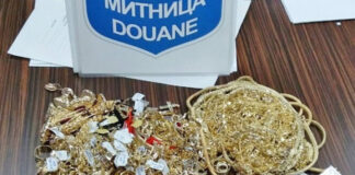 Митнически служители откриха близо 1 кг контрабандни златни накити в тайник на камион