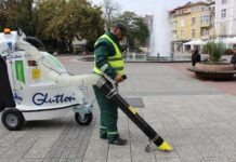 Вакуумна машина почиства централната пешеходна зона в Пловдив