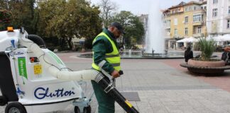 Вакуумна машина почиства централната пешеходна зона в Пловдив