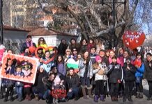 „Кажи, че обичаш“ в Деня на влюбените на импровизирано фото в Асеновград