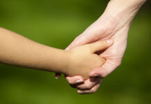 Осиновителите на дете до 5 г. ще имат право на 365 дни отпуск