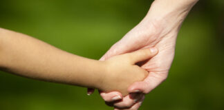 Осиновителите на дете до 5 г. ще имат право на 365 дни отпуск