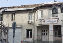 След близо 90 години – покривът на асеновградската пожарна се ремонтира основно