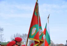 Военен празник с награждаване на военнослужещи в центъра на града