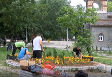 Ученици от ПГ „Цар Иван Асен II” облагородяват парка до пешеходния мост