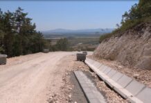 Пътят до Мулдавския манастир вече е разширен с няколко метра