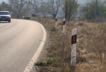 Години след началото на ремонта, поставят пътни знаци на Козановско шосе