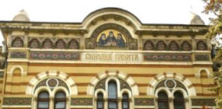 Без целуване и минаване под Светата плащаница на Велики петък