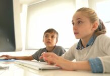 Училищата се подготвят за поне още 2 седмици дистанционно обучение, но вече с преподаване и на нови знания