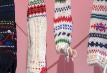 Пъстри шевици и цветя греят върху вълнените чорапи на Станимира Попова ръчно плетени чорапи