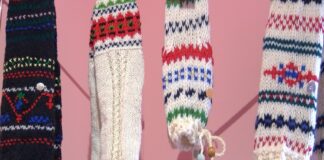 Пъстри шевици и цветя греят върху вълнените чорапи на Станимира Попова ръчно плетени чорапи