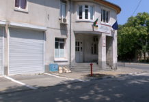 Кола се блъсна в пожарен кран