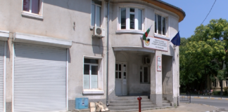 Кола се блъсна в пожарен кран