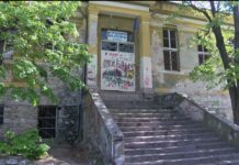 Сградата на бившето Помощно училище в Асеновград стои неизползваема и се руши