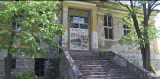 Сградата на бившето Помощно училище в Асеновград стои неизползваема и се руши