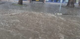 Пожарникари от Асеновград отводняваха различни помещения след вчерашния пороен дъжд в града