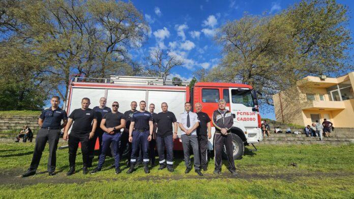 Пожарникари от службата в Садово