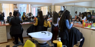 Ученици от ПГ „Свети Патриарх Евтимий“ зарадваха възрастни дами с безплатни прически