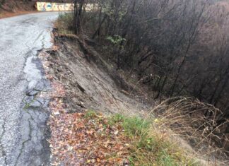 Част от пътя Асеновград – село Лясково пропада