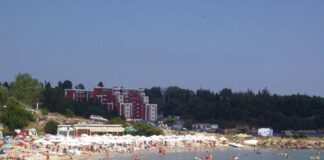 Министърът на туризма Николина Ангелкова инспектира плажа на Равда