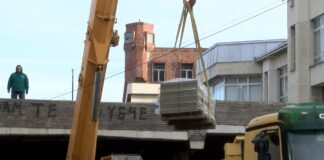 Ремонтни дейности по площада спряха движението в центъра на Асеновград СМР