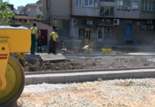 Възобновиха работата по облагородяване на района зад блок „Снежанка“