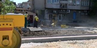 Възобновиха работата по облагородяване на района зад блок „Снежанка“