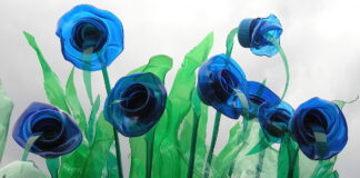 Ученици се състезават с предмети от рециклирани материали