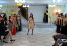 Ревю на абитуриентски рокли в Градската библиотека на Асеновград
