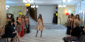 Ревю на абитуриентски рокли в Градската библиотека на Асеновград