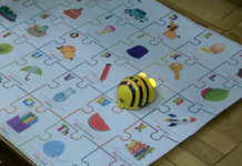 Роботи гостуваха на първокласници