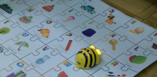 Роботи гостуваха на първокласници