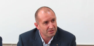 Президентът ще пристигне в Асеновград в 10 ч. – церемонията по издигане на националното знаме в 10.20 ч.