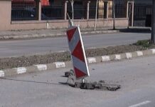 Разбита шахта стои седмици наред на пътното платно на изхода на Асеновград