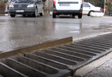 Дъждоприемните шахти до читалище „Родолюбие” продължават да тормозят шофьорите