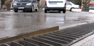 Дъждоприемните шахти до читалище „Родолюбие” продължават да тормозят шофьорите