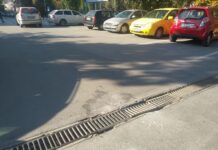 Ремонтират проблемна дъждоприемна шахта до читалището