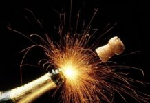 Отварянето на бутилка пенливо шампанско е задължителен ритуал при посрещането на Нова година