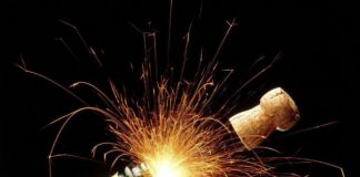 Отварянето на бутилка пенливо шампанско е задължителен ритуал при посрещането на Нова година