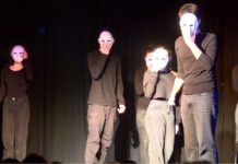 Театрална вечер срещу насилието препълни залата на Военния клуб в Асеновград