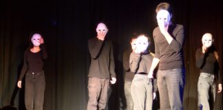 Театрална вечер срещу насилието препълни залата на Военния клуб в Асеновград