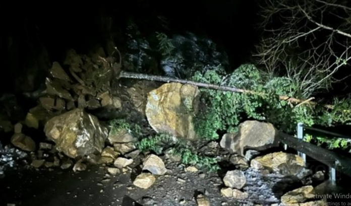 Срутване на земна маса на пътя