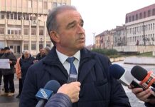 Протестиращи срещу неработещата пречиствателна станция се събраха тази сутрин пред Община Асеновград