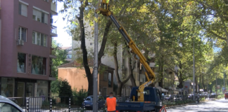 Започна пребоядисването на стълбовете в Асеновград