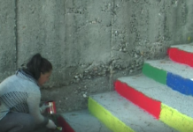 Цветните стълби към библиотеката отново грейнаха