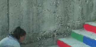 Цветните стълби към библиотеката отново грейнаха