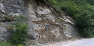 Свлачище затвори временно пътя Асеновград – Смолян