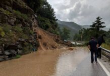 Пропаднали пътища, паднали камъни и дървета през последното денонощие