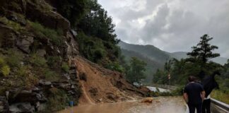 Пропаднали пътища, паднали камъни и дървета през последното денонощие