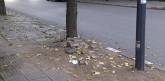 Разкопана тротоарна настилка продължава да стои вече година на главна улица в Асеновград